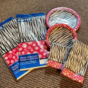 Party pack bundle new in package plates, napkins and table covers